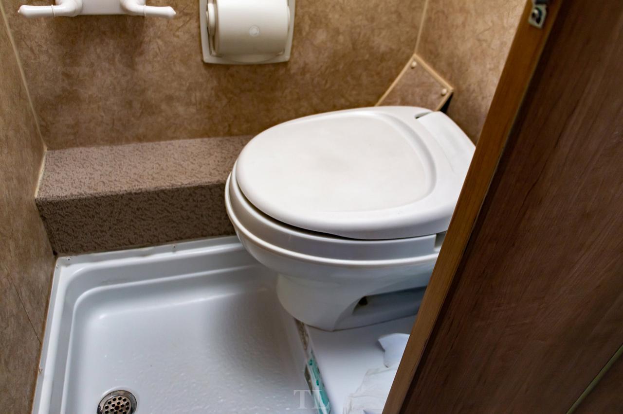 2013 ALP Adventurer 80 GS Truck Camper Red Deer AB