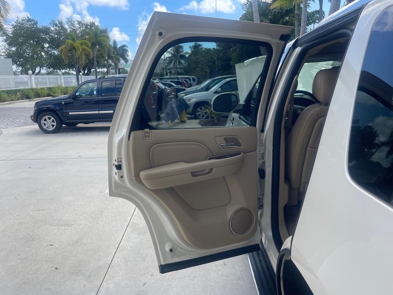 2013 Cadillac Escalade LOW MILES 62,315 PEARL WHITE Pompano Beach FL