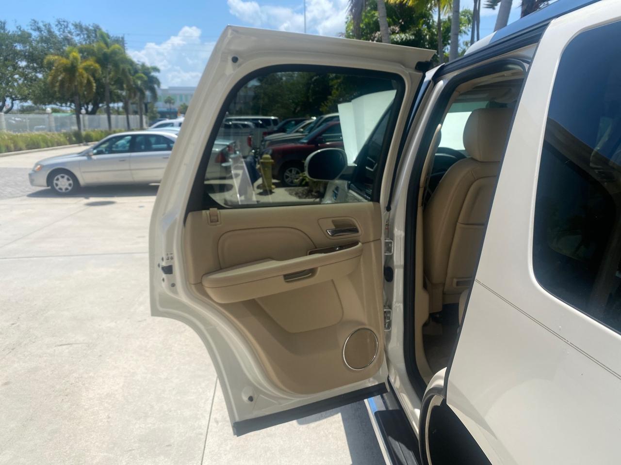 2013 Cadillac Escalade Luxury 1 OWNER LOW MILES 68,274 Pompano Beach FL