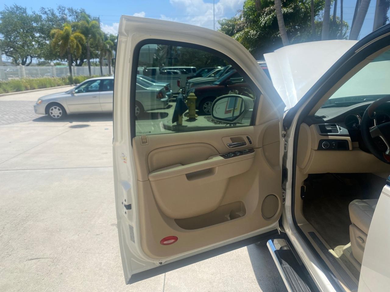 2013 Cadillac Escalade Luxury 1 OWNER LOW MILES 68,274 Pompano Beach FL