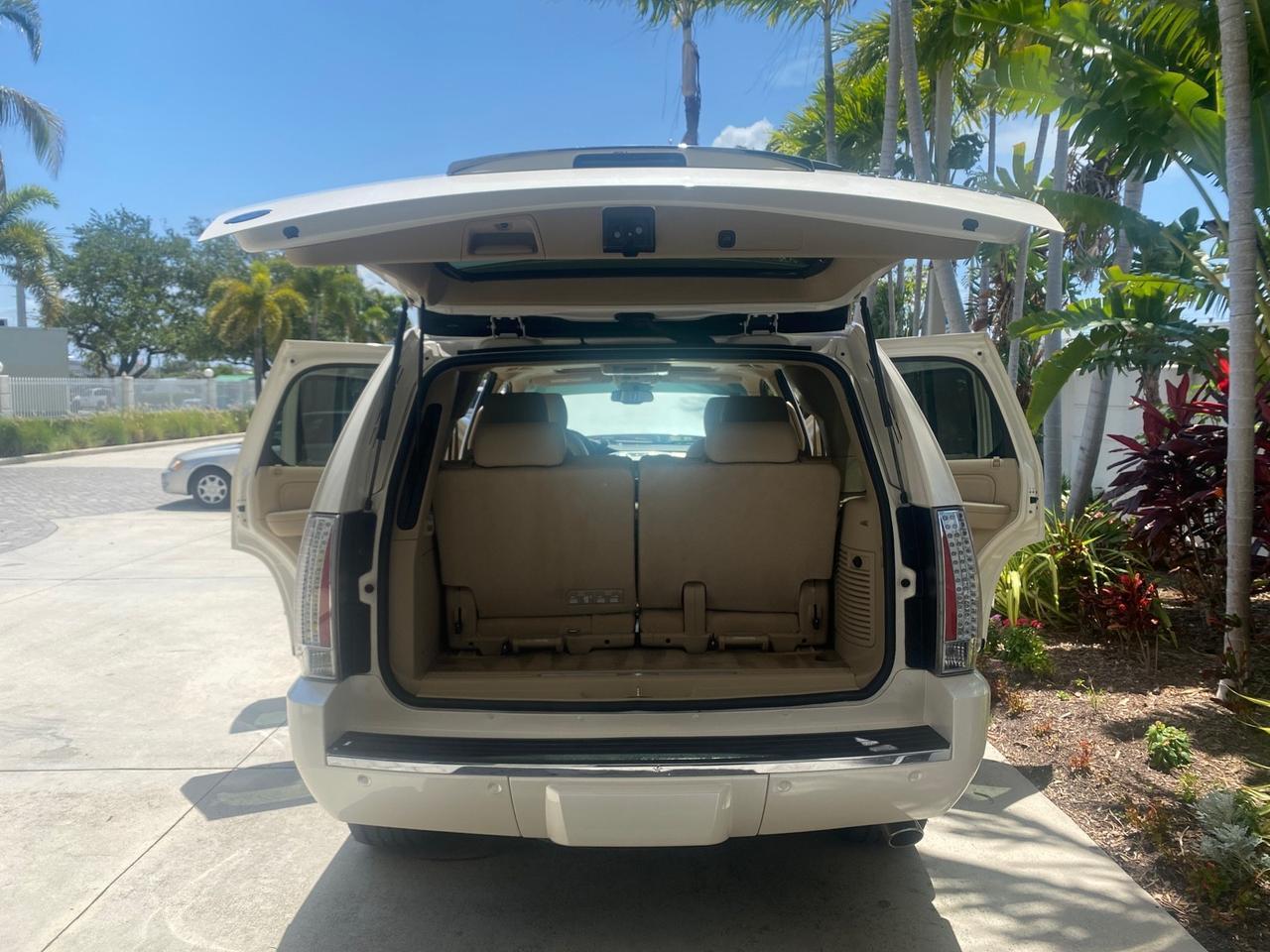 2013 Cadillac Escalade Luxury 1 OWNER LOW MILES 68,274 Pompano Beach FL
