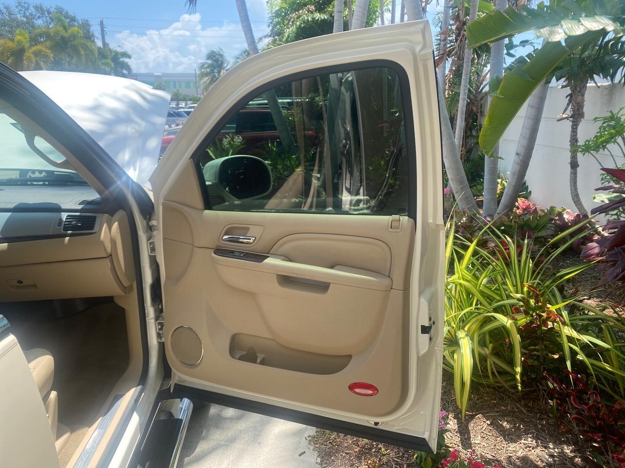 2013 Cadillac Escalade Luxury 1 OWNER LOW MILES 68,274 Pompano Beach FL
