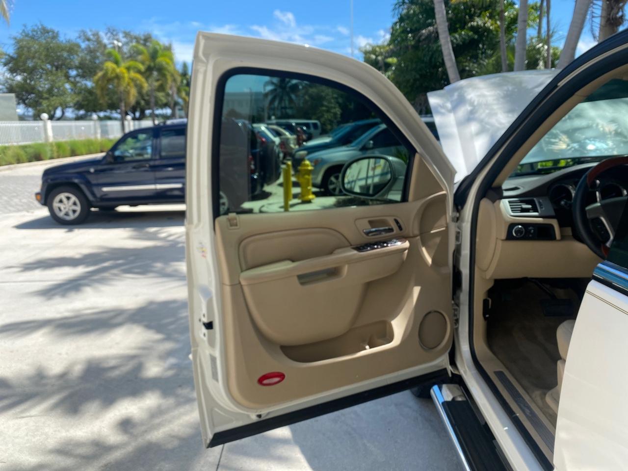 2013 Cadillac Escalade Luxury 1 OWNER LOW MILES 70,251 Pompano Beach FL
