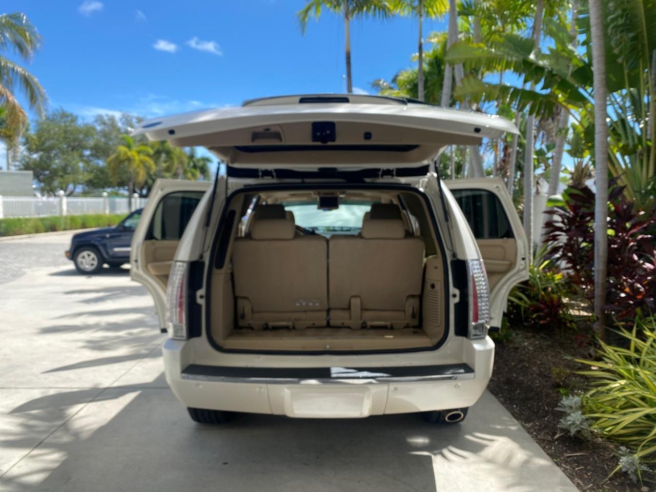 2013 Cadillac Escalade Luxury 1 OWNER LOW MILES 70,251 Pompano Beach FL