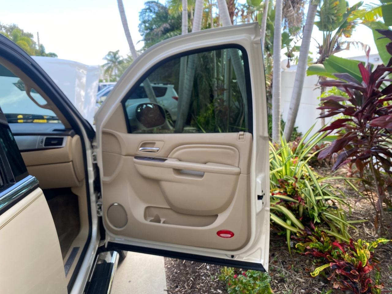 2013 Cadillac Escalade Luxury 1 OWNER LOW MILES 70,251 Pompano Beach FL