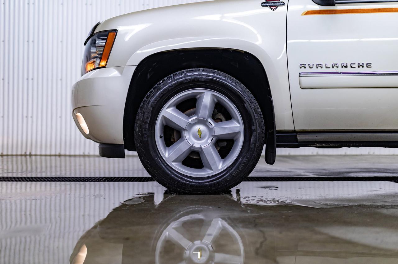 2013 Chevrolet Avalanche 4x4 LTZ Ultimate GFX Leather Roof Nav Red Deer AB