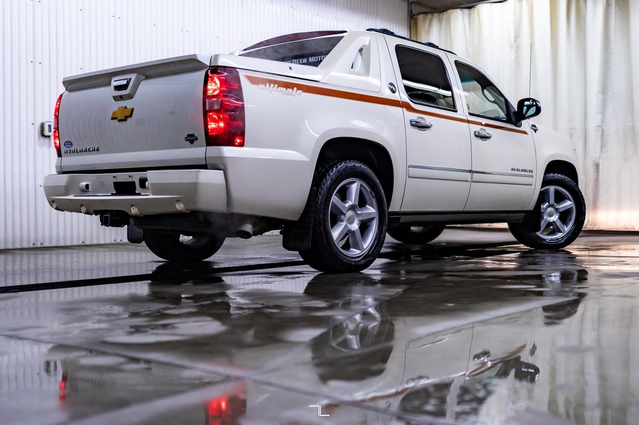 2013 Chevrolet Avalanche 4x4 LTZ Ultimate GFX Leather Roof Nav Red Deer AB