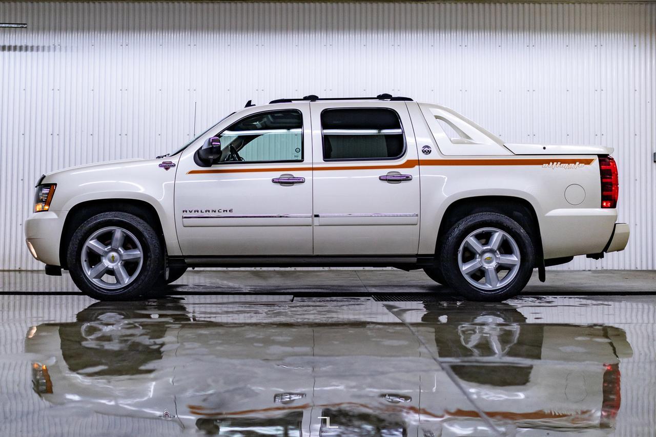 2013 Chevrolet Avalanche 4x4 LTZ Ultimate GFX Leather Roof Nav Red Deer AB