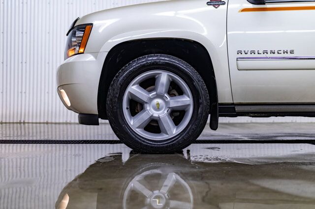 2013 Chevrolet Avalanche 4x4 LTZ Ultimate GFX Leather Roof Nav Red Deer AB