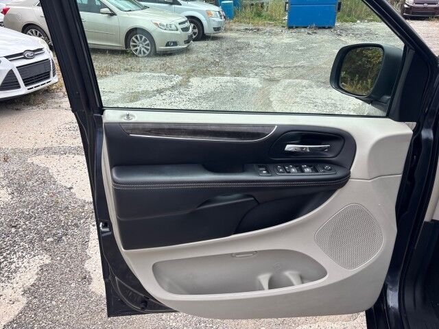 2013 Chrysler Town & Country Touring Cleveland OH