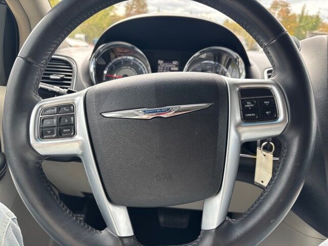 2013 Chrysler Town & Country Touring Cleveland OH