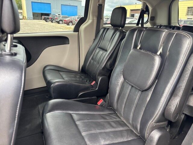 2013 Chrysler Town & Country Touring Cleveland OH