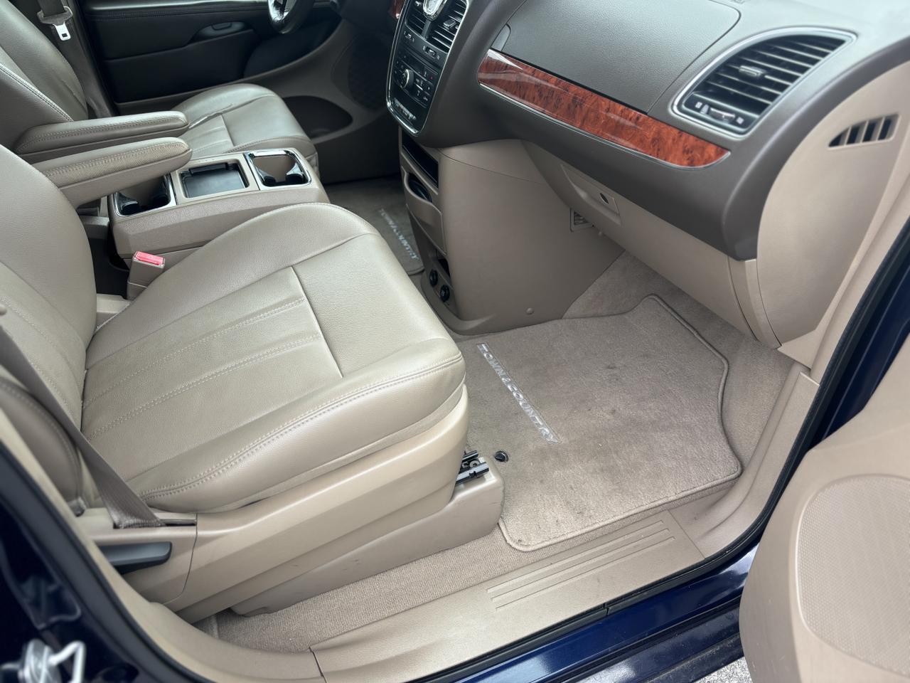 2013 Chrysler Town & Country Touring Minivan 4D Aurora MO