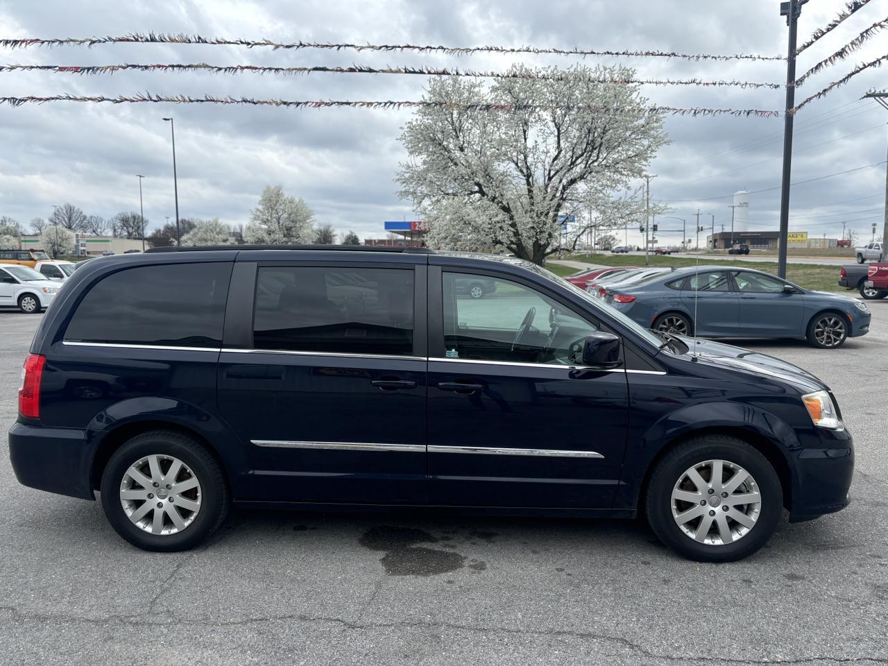 2013 Chrysler Town & Country Touring Minivan 4D Aurora MO