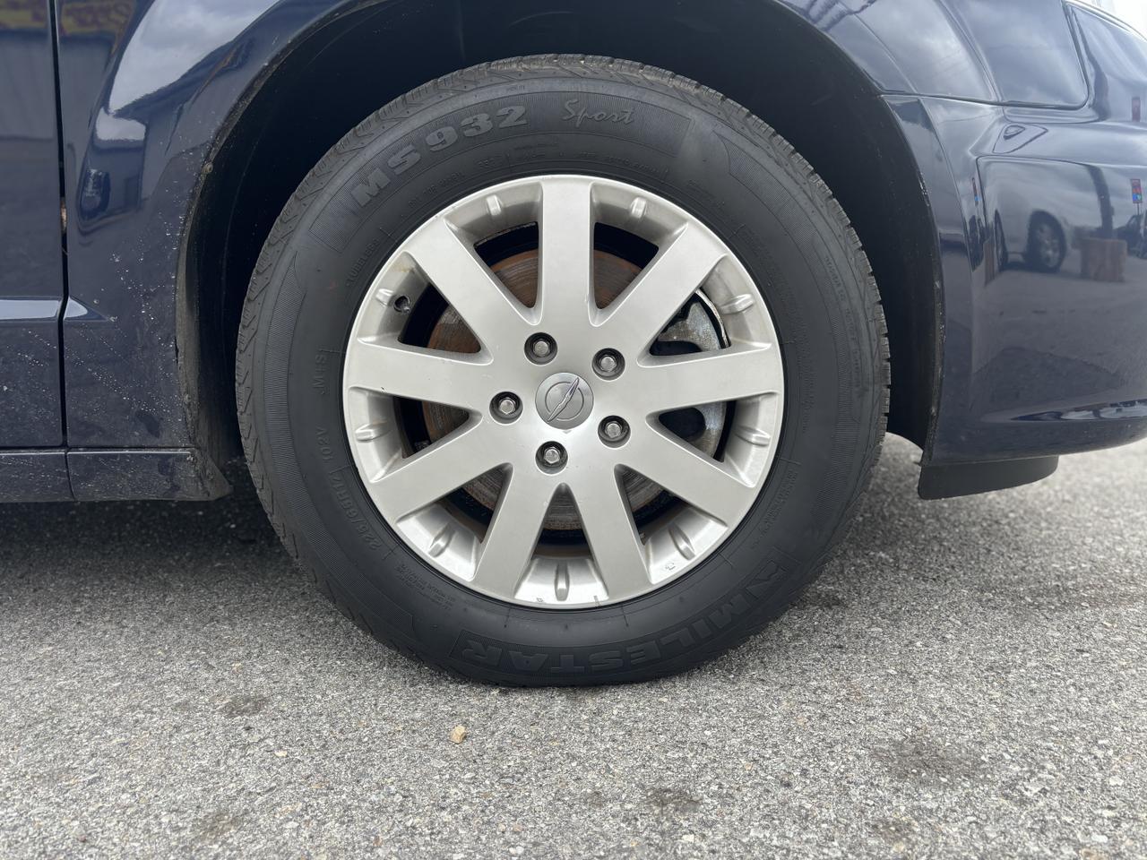 2013 Chrysler Town & Country Touring Minivan 4D Aurora MO