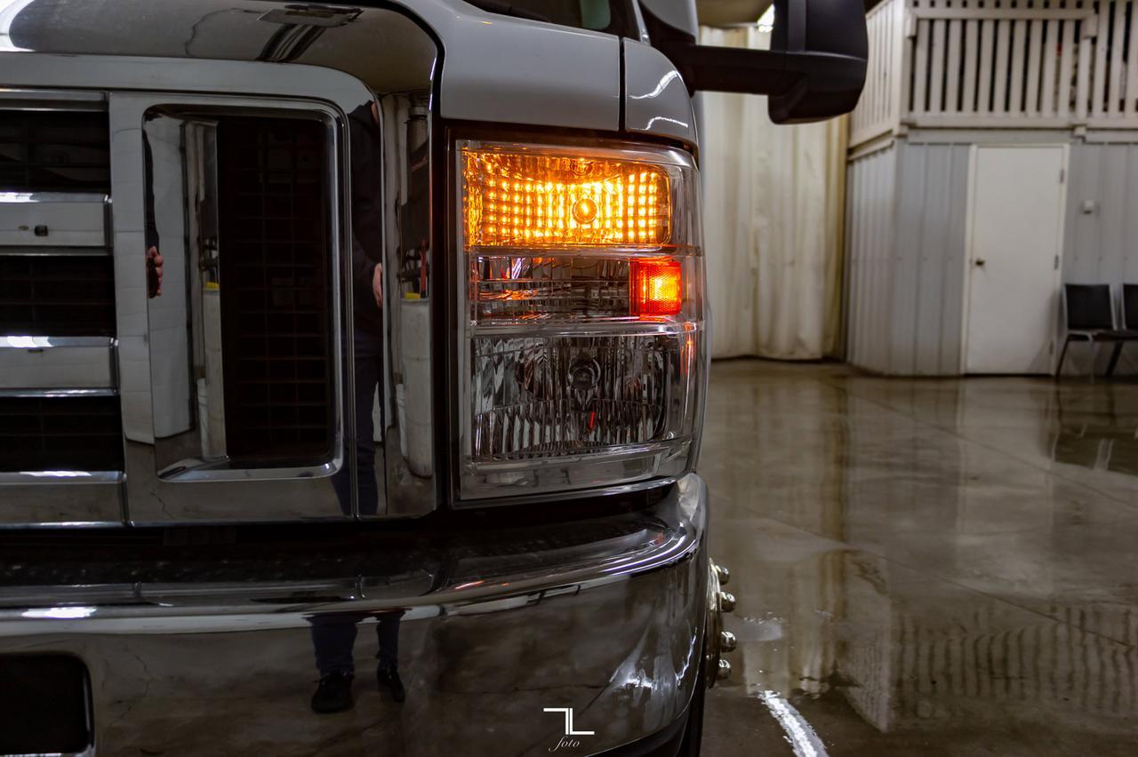 2013 Ford E-450 Cutaway 12 Passenger Wheelchair Lift Red Deer AB