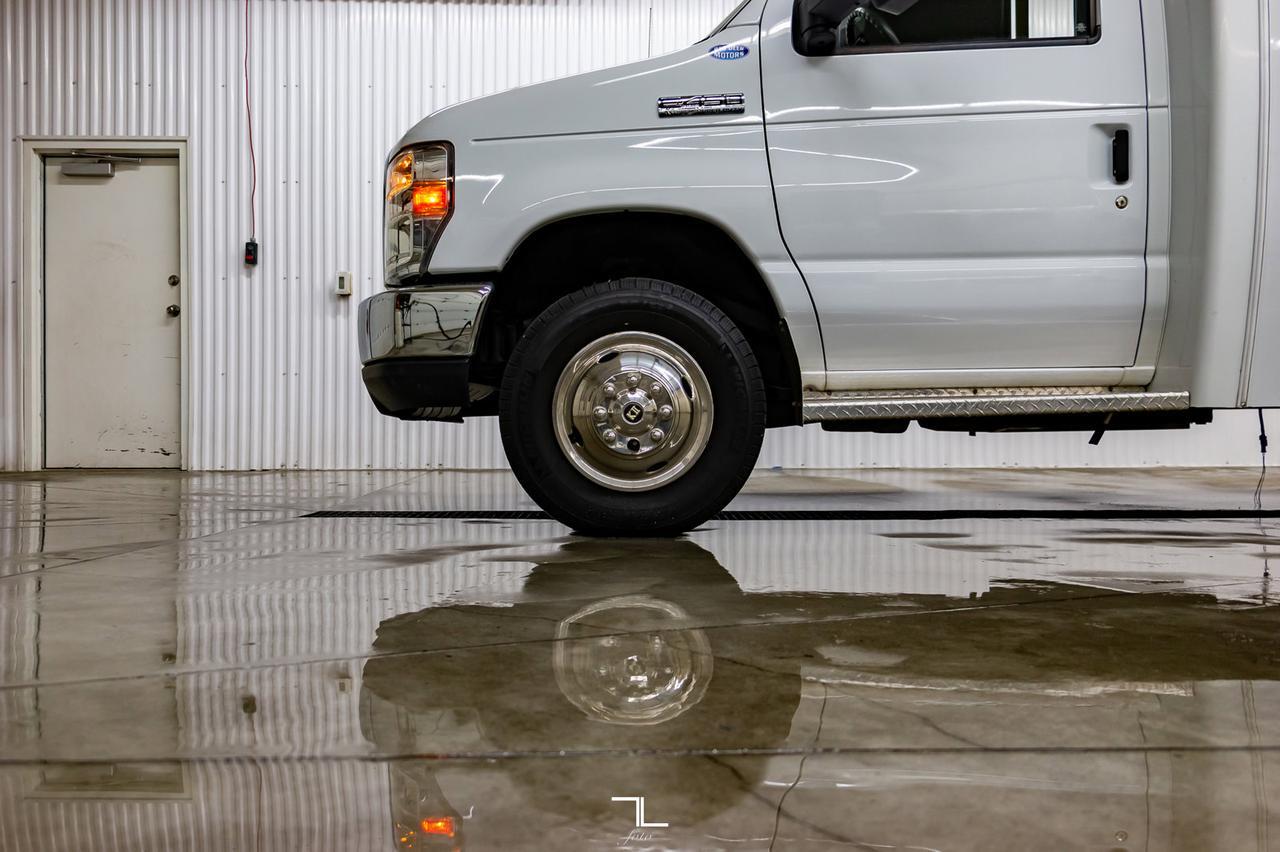 2013 Ford E-450 Cutaway 12 Passenger Wheelchair Lift Red Deer AB