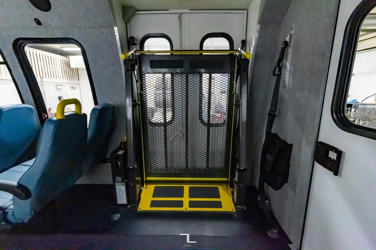 2013 Ford E-450 Cutaway 12 Passenger Wheelchair Lift Red Deer AB