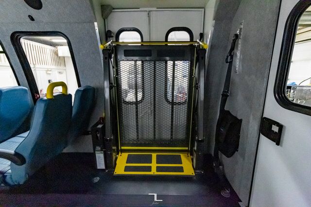 2013 Ford E-450 Cutaway 12 Passenger Wheelchair Lift Red Deer AB