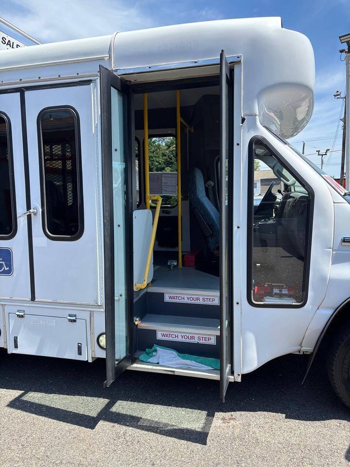 2013 Ford E-Series E 350 SD 2dr 138 in. WB DRW Cutaway Chassis Edison NJ