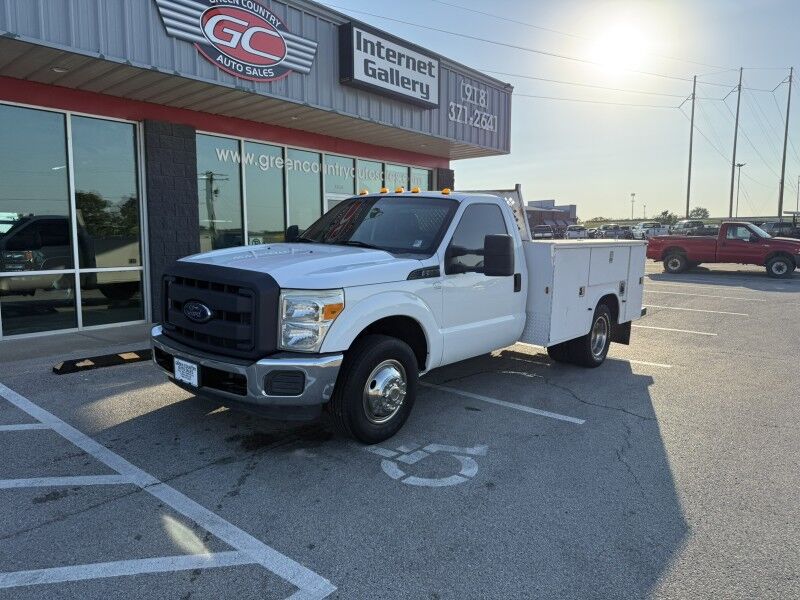 2013 Ford F-350 DRW Utility w/ Lift Gate