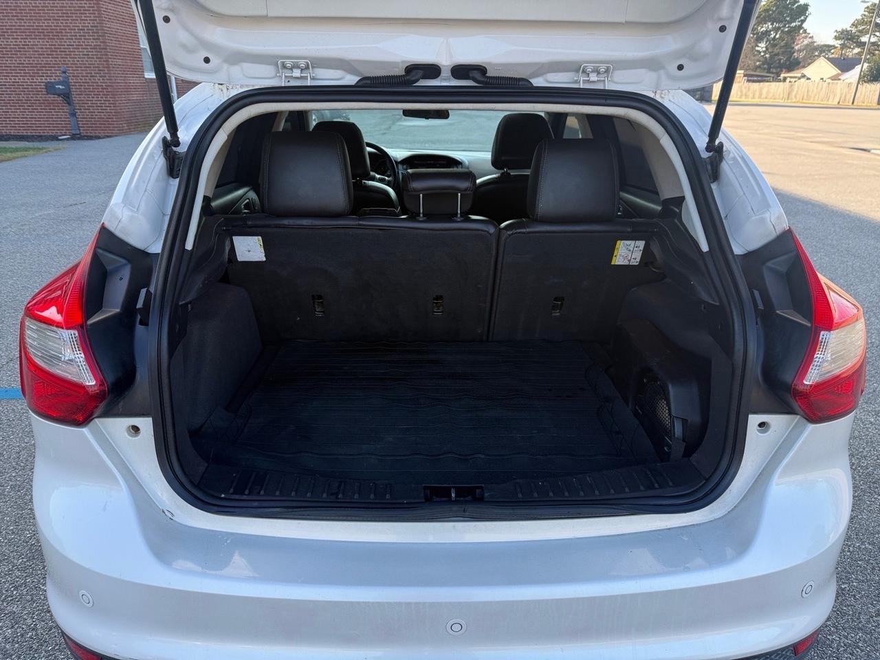 2013 Ford Focus Titanium, SUNROOF, SONY SPEAKERS, HEATED SEATS, POWER AND HEATED MIRRORS, REMOTE START, PUSH BUTTON START, BACKUP CAMERA, BLUETOOTH, COME AND TEST DRIVE THIS FORD FOCUS TODAY! Norfolk VA