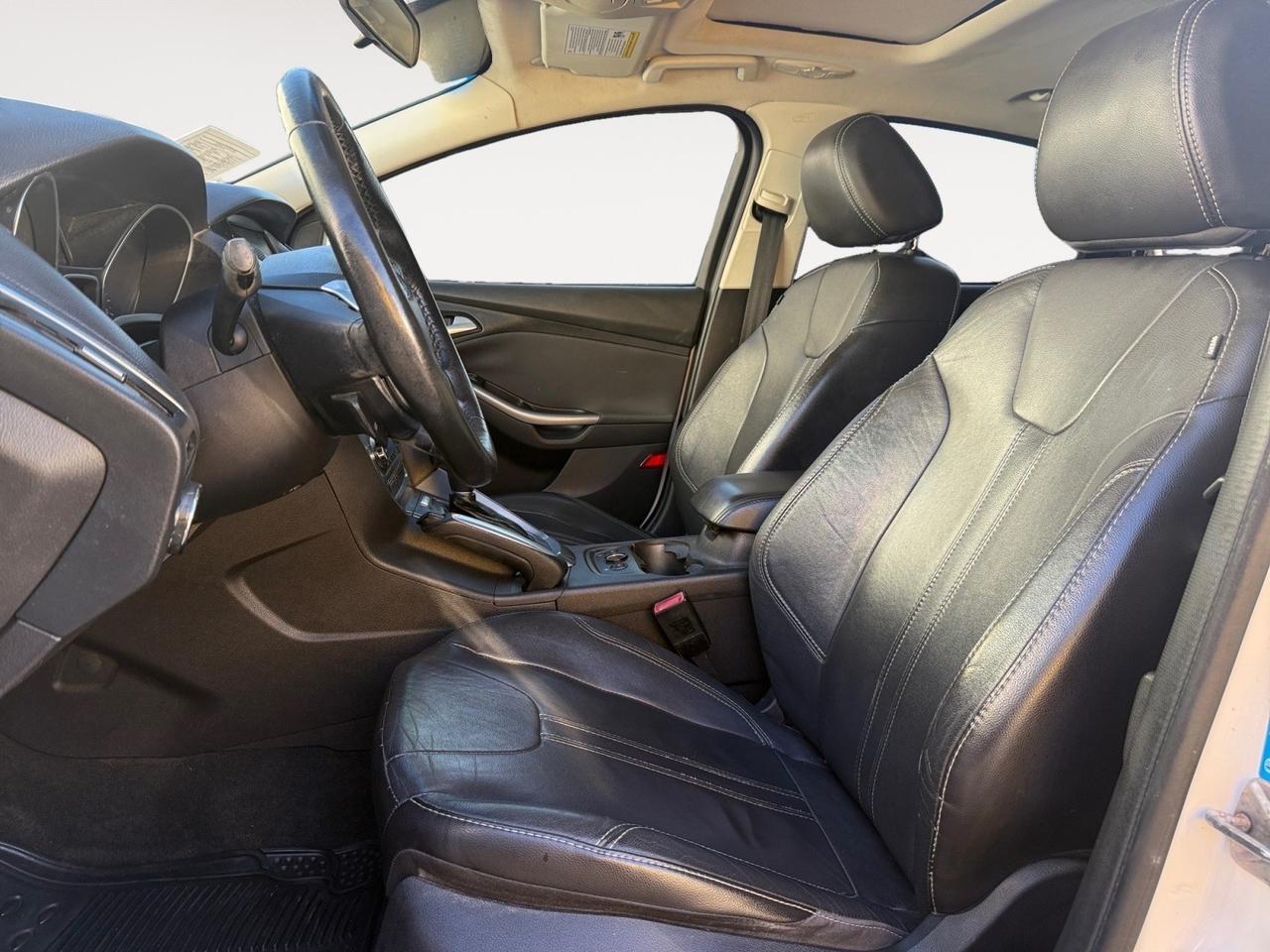 2013 Ford Focus Titanium, SUNROOF, SONY SPEAKERS, HEATED SEATS, POWER AND HEATED MIRRORS, REMOTE START, PUSH BUTTON START, BACKUP CAMERA, BLUETOOTH, COME AND TEST DRIVE THIS FORD FOCUS TODAY!