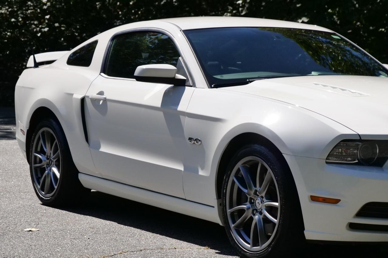 2013 Ford Mustang GT Premium / 5.0L V8 / Heated Leather Seats! Lincolnton NC