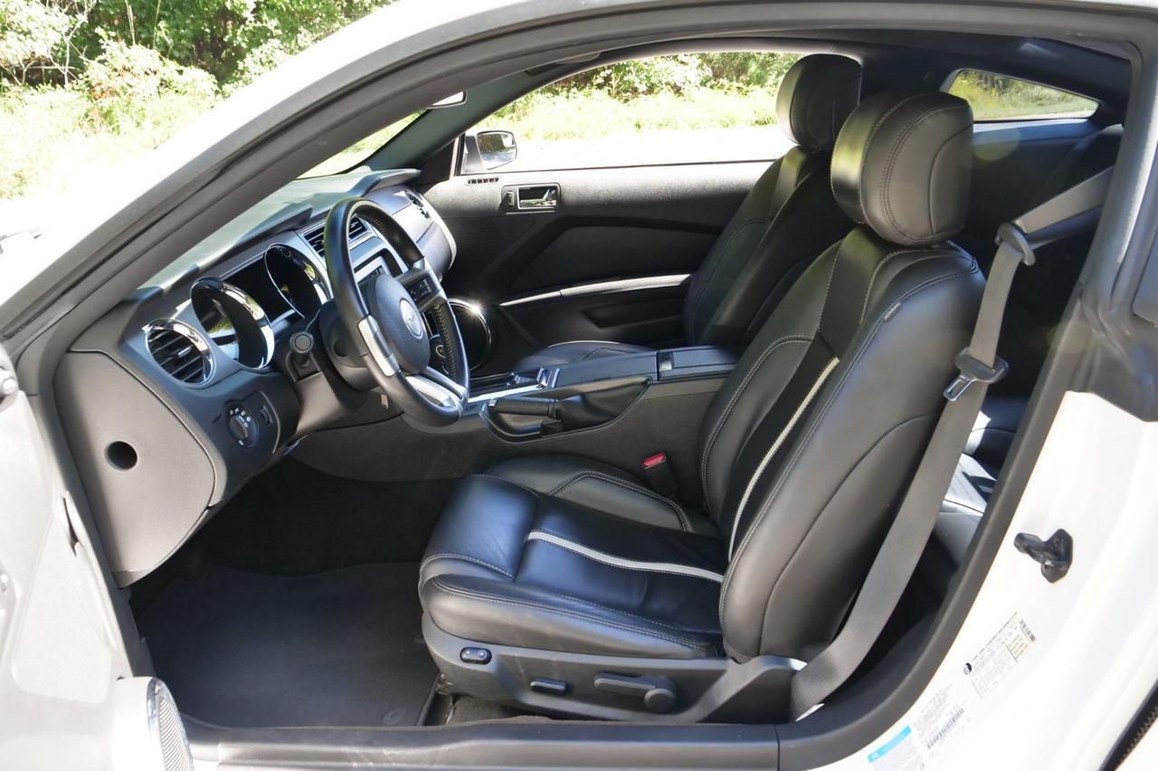 2013 Ford Mustang GT Premium / 5.0L V8 / Heated Leather Seats! Lincolnton NC