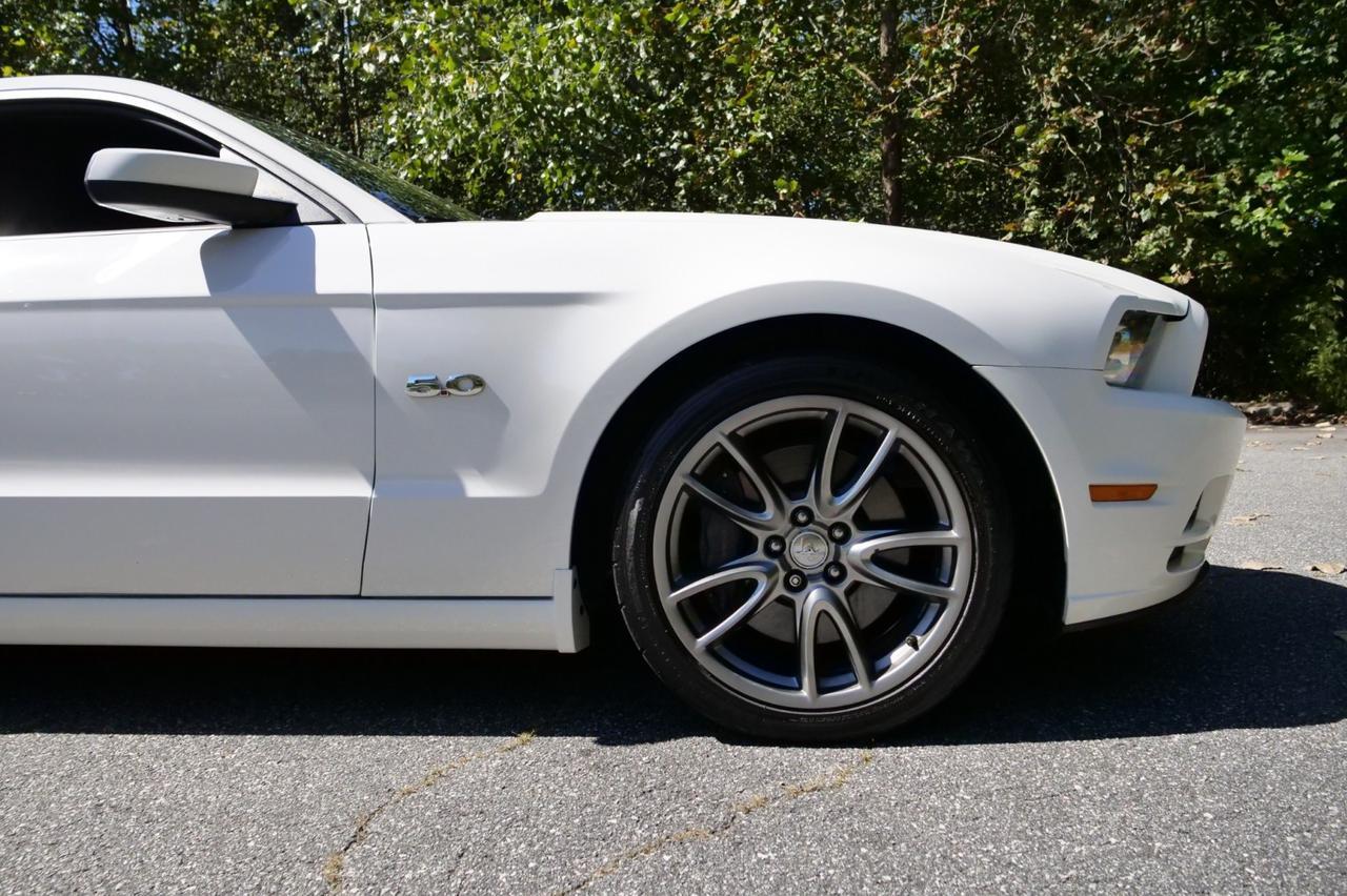 2013 Ford Mustang GT Premium / 5.0L V8 / Heated Leather Seats! Lincolnton NC