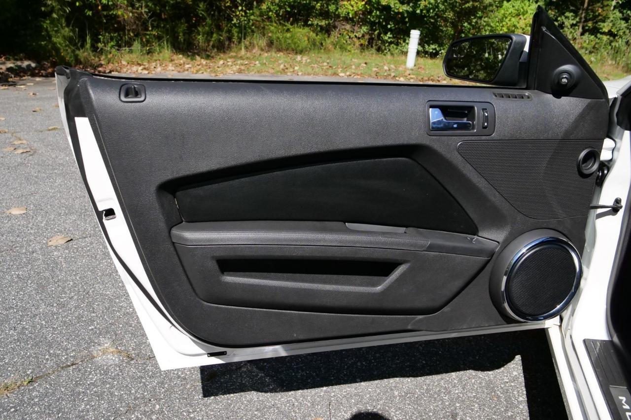 2013 Ford Mustang GT Premium / 5.0L V8 / Heated Leather Seats! Lincolnton NC