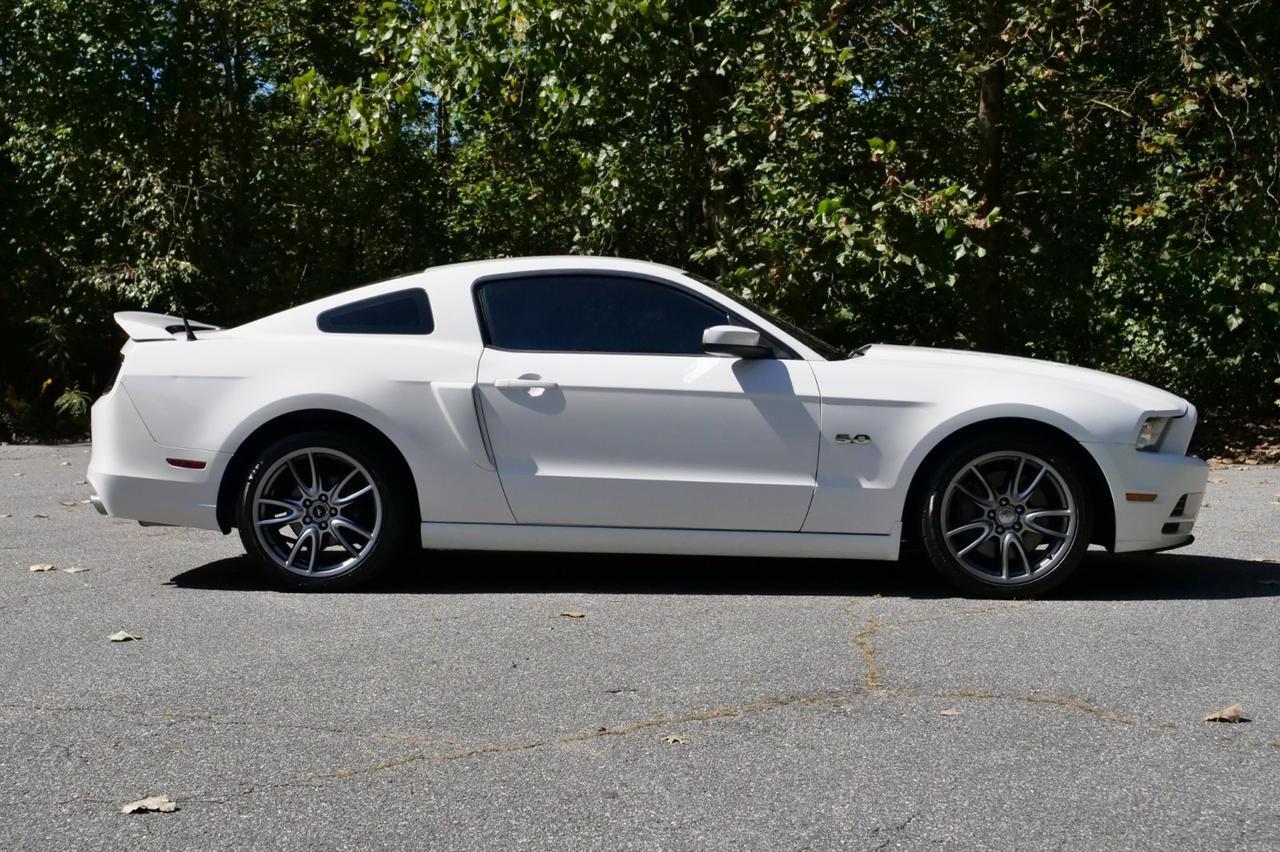 2013 Ford Mustang GT Premium / 5.0L V8 / Heated Leather Seats! Lincolnton NC