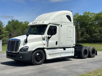 Freightliner Cascadia Dual Sleeper  2013