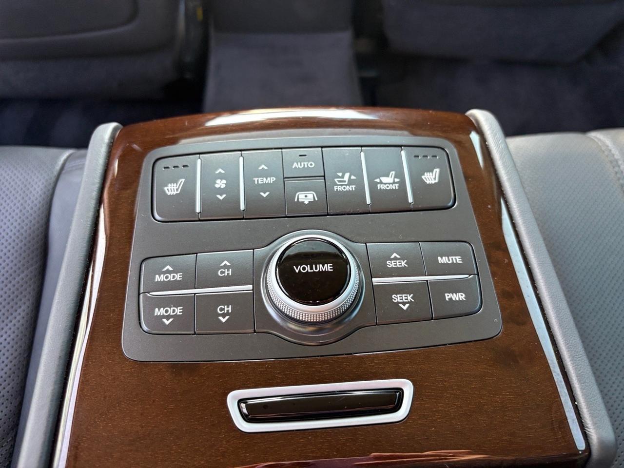 2013 Hyundai Equus Signature, NAVIGATION, BLUETOOTH, HEATED & VENTILATED SEATS, PUSH BUTTON START, HEATED REAR SEATS, TURN SIGNAL INDICATIORS, POWER SUNROOF, LOW MILEAGE, COME RIDE IN LUXURY AT CAR DIRECT! Virginia Beach VA