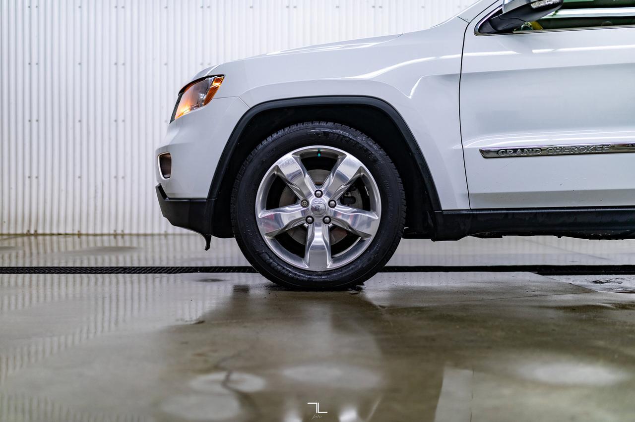 2013 Jeep Grand Cherokee 4x4 Overland Leather Roof Nav BCam Red Deer AB