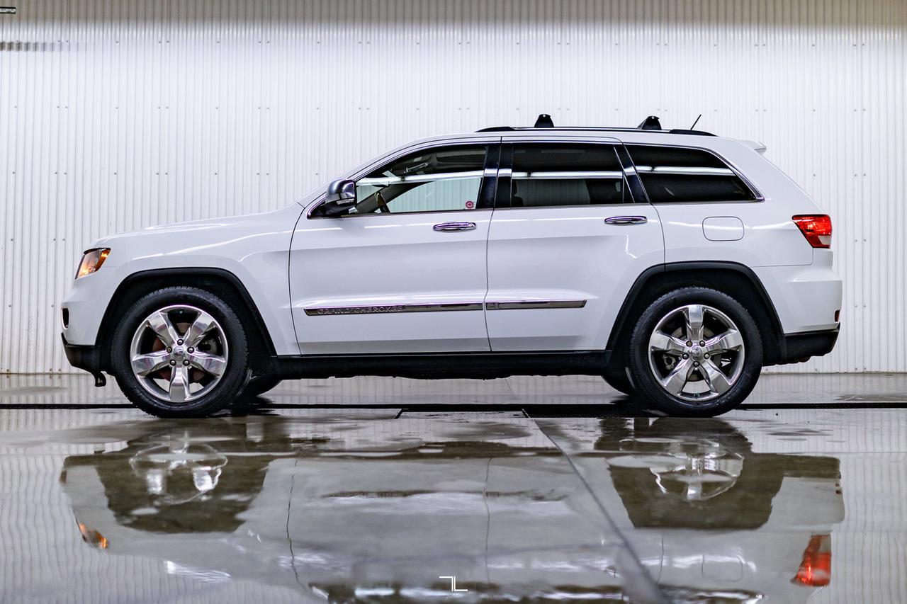 2013 Jeep Grand Cherokee 4x4 Overland Leather Roof Nav BCam Red Deer AB