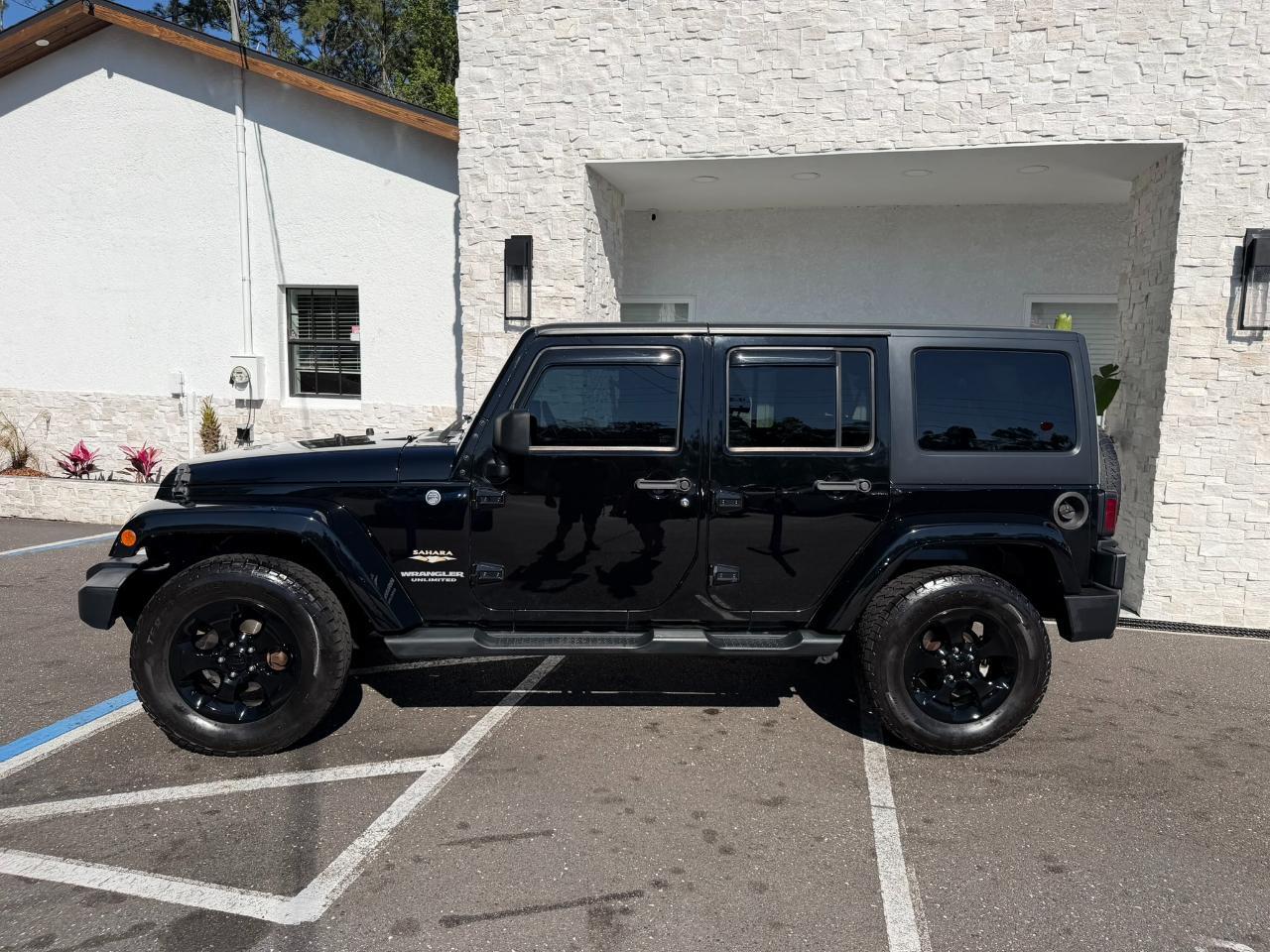 2013 Jeep Wrangler Unlimited 4WD 4dr Sahara