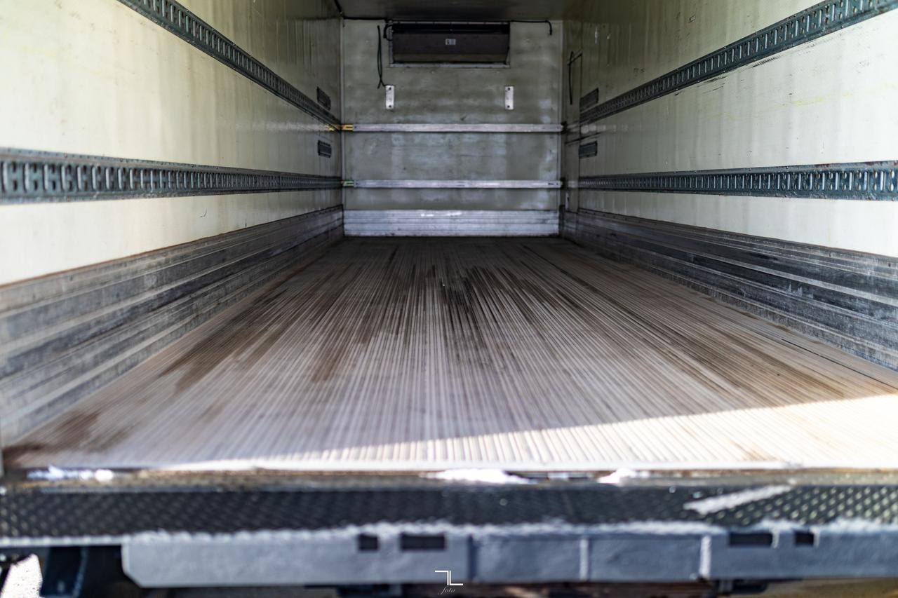 2013 Kenworth T-370 Daycab 26 Ft. Reefer Cube Van Diesel Red Deer AB