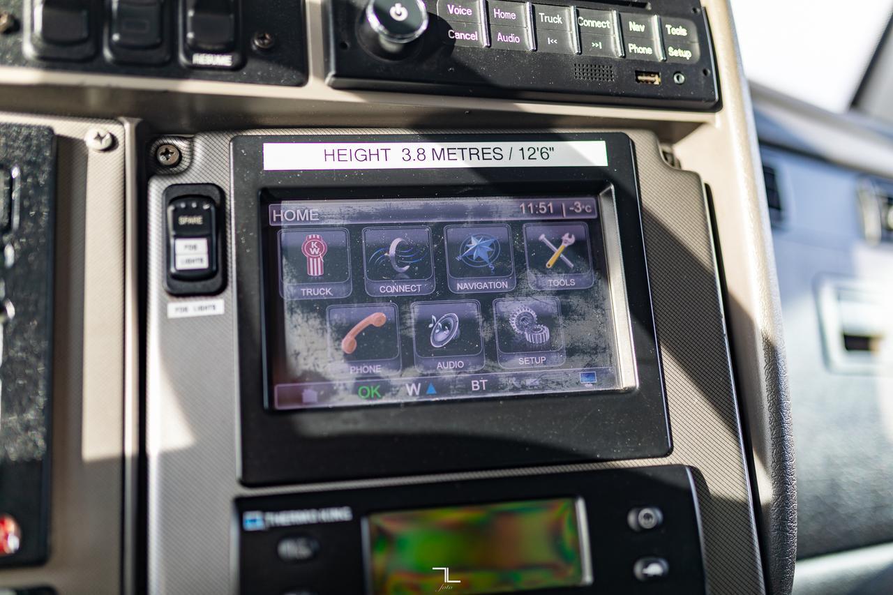 2013 Kenworth T-370 Daycab 26 Ft. Reefer Cube Van Diesel Red Deer AB