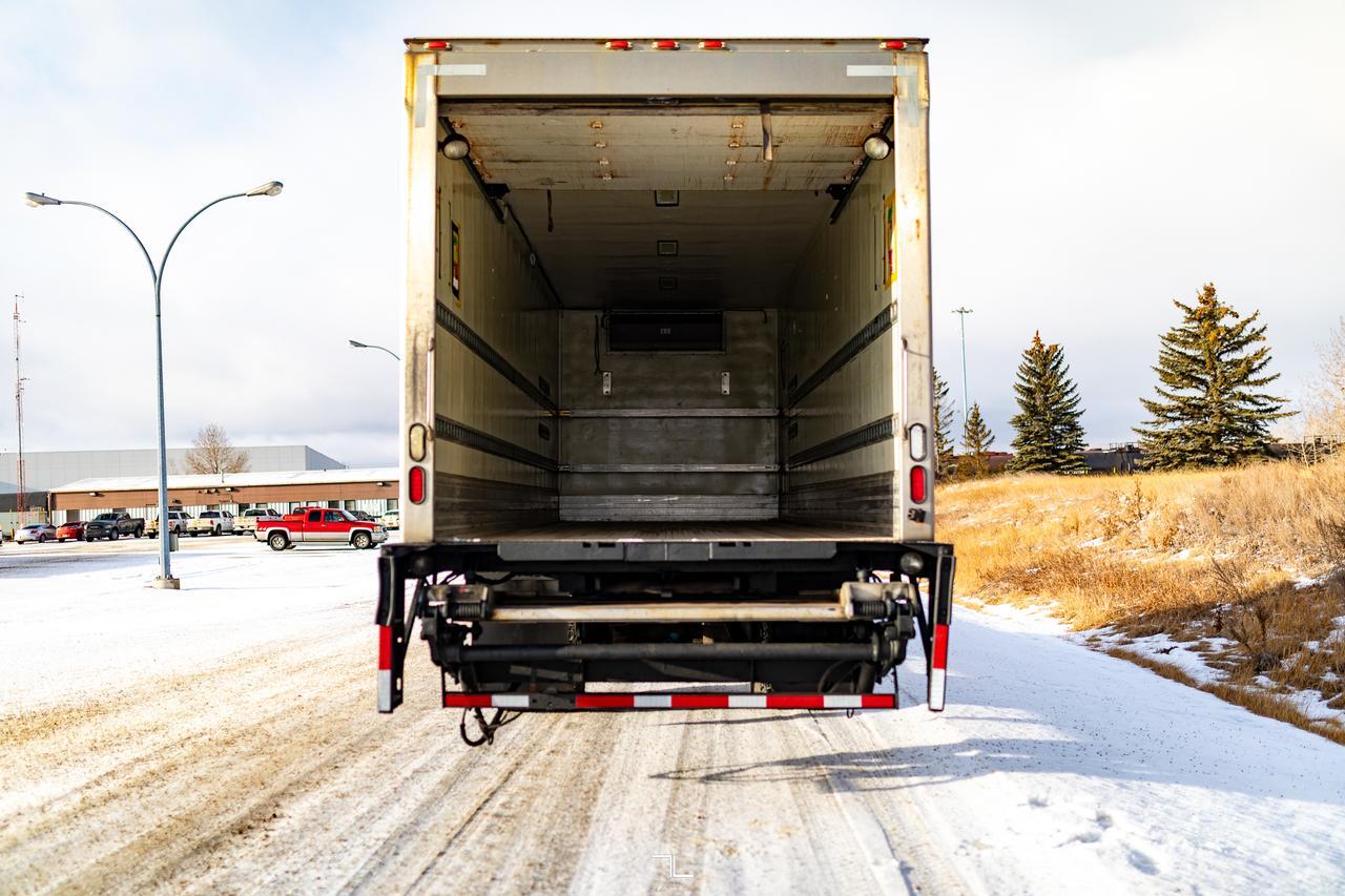 2013 Kenworth T-370 Daycab 26 Ft. Reefer Cube Van Diesel Red Deer AB