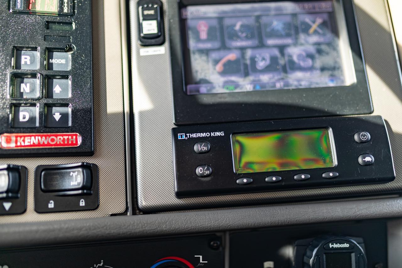 2013 Kenworth T-370 Daycab 26 Ft. Reefer Cube Van Diesel Red Deer AB