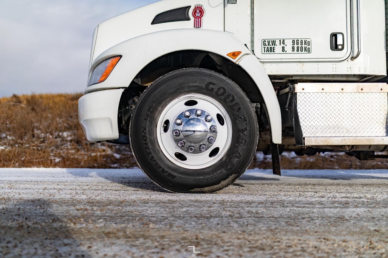 2013 Kenworth T-370 Daycab 26 Ft. Reefer Cube Van Diesel Red Deer AB