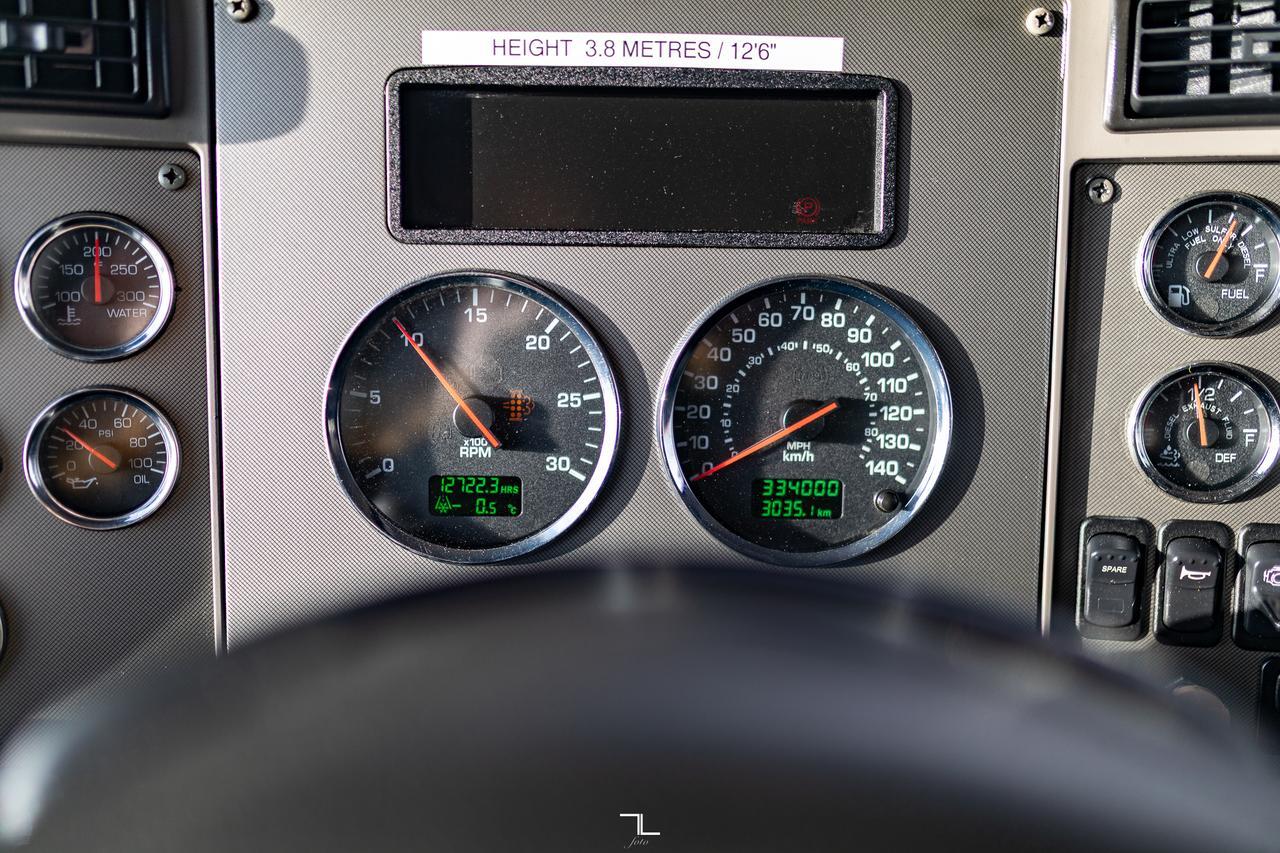 2013 Kenworth T-370 Daycab 26 Ft. Reefer Cube Van Diesel Red Deer AB