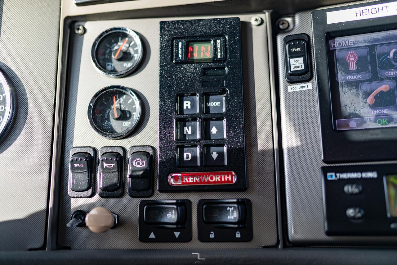 2013 Kenworth T-370 Daycab 26 Ft. Reefer Cube Van Diesel Red Deer AB