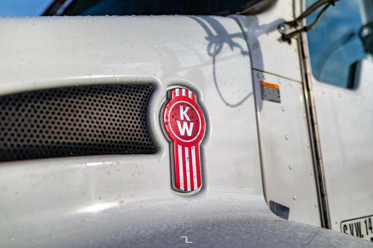 2013 Kenworth T-370 Daycab 26 Ft. Reefer Cube Van Diesel Red Deer AB