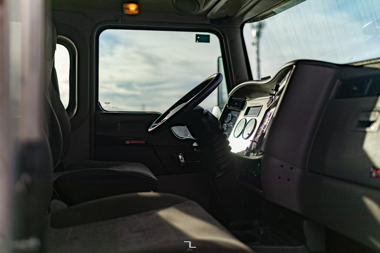 2013 Kenworth T-370 Daycab 26 Ft. Reefer Cube Van Diesel Red Deer AB