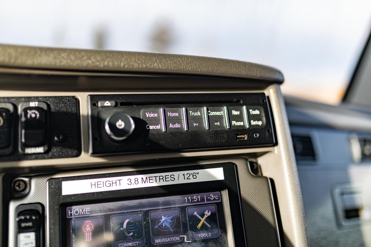 2013 Kenworth T-370 Daycab 26 Ft. Reefer Cube Van Diesel Red Deer AB