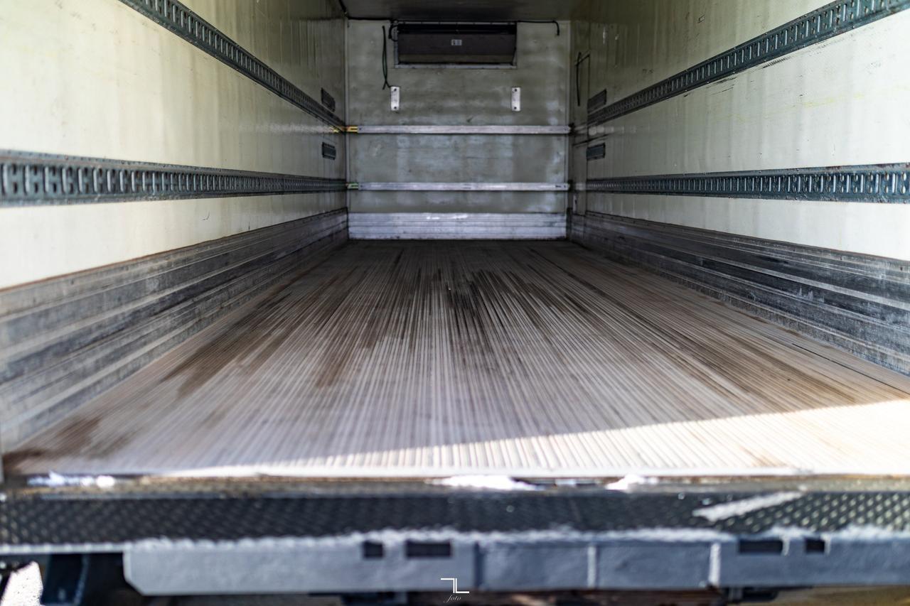 2013 Kenworth T-370 Daycab 26 Ft. Reefer Cube Van Diesel Red Deer AB