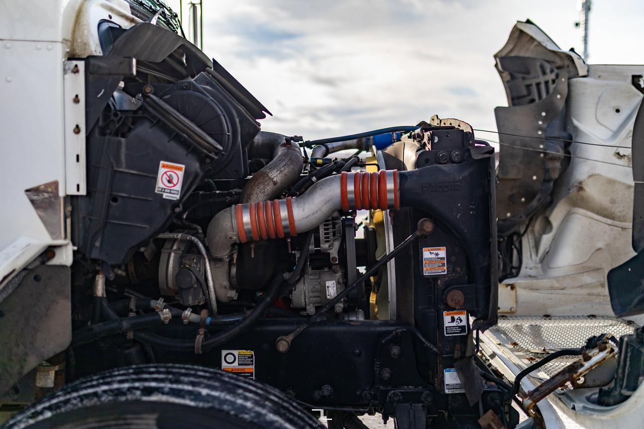 2013 Kenworth T-370 Daycab 26 Ft. Reefer Cube Van Diesel Red Deer AB