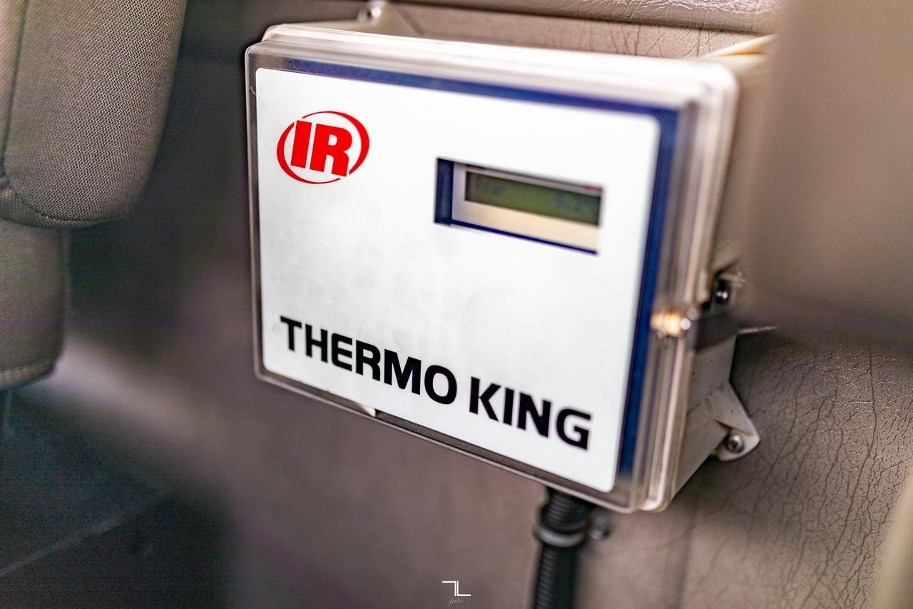 2013 Kenworth T-370 Daycab 26 Ft. Reefer Cube Van Diesel Red Deer AB